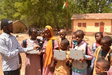 L’École primaire de Diari Centre (Labé) rejoint le réseau des Écoles Numériques de la FOG