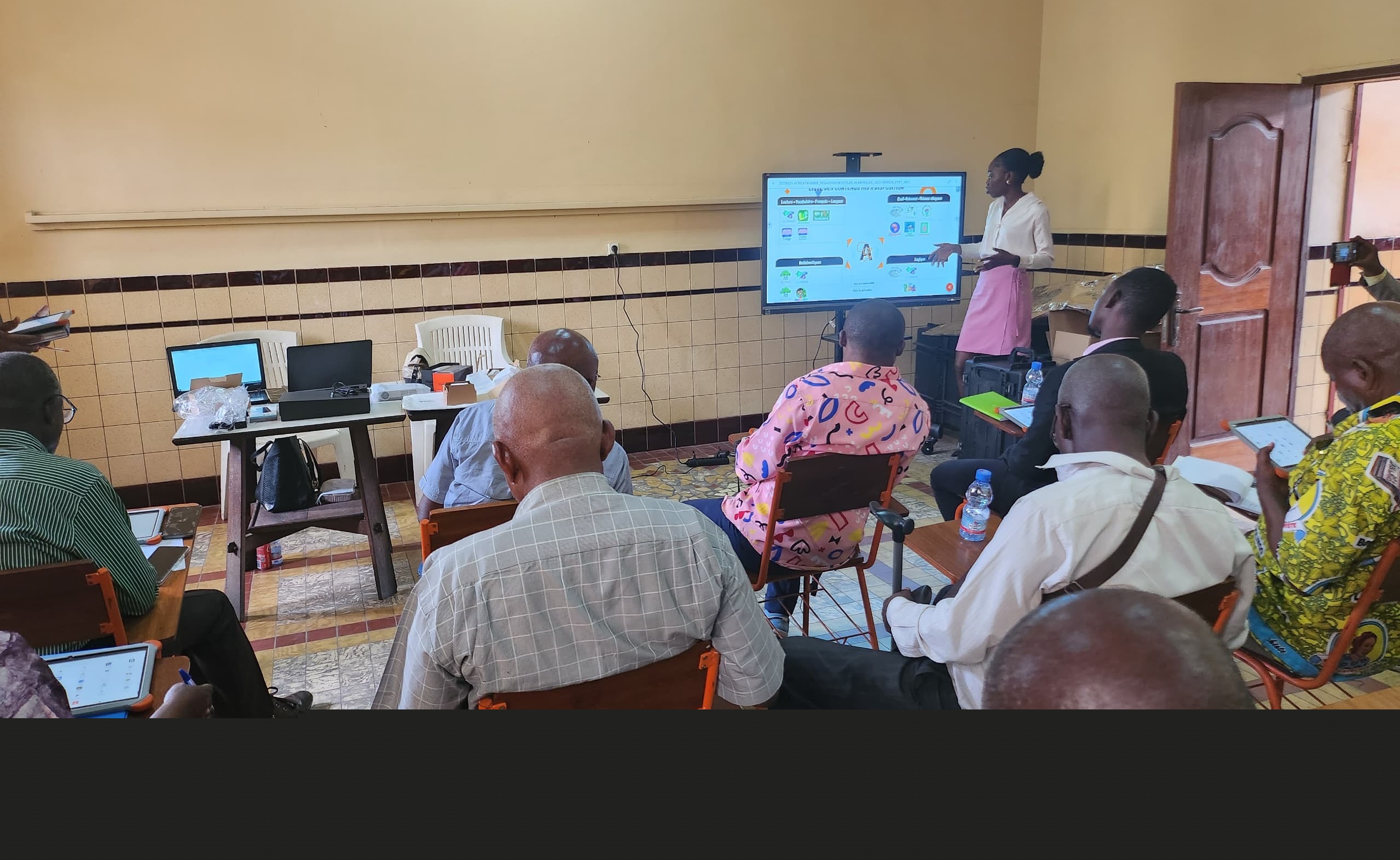 Training for digital school teachers at Petit collège Boboto