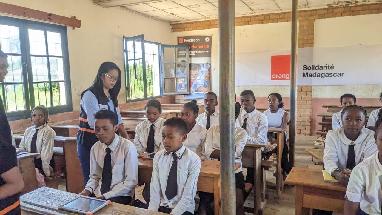 Une de nos salariés bénévoles, en pleine formation des élèves de l'Ecole numérique CEG Antsirinala<br>