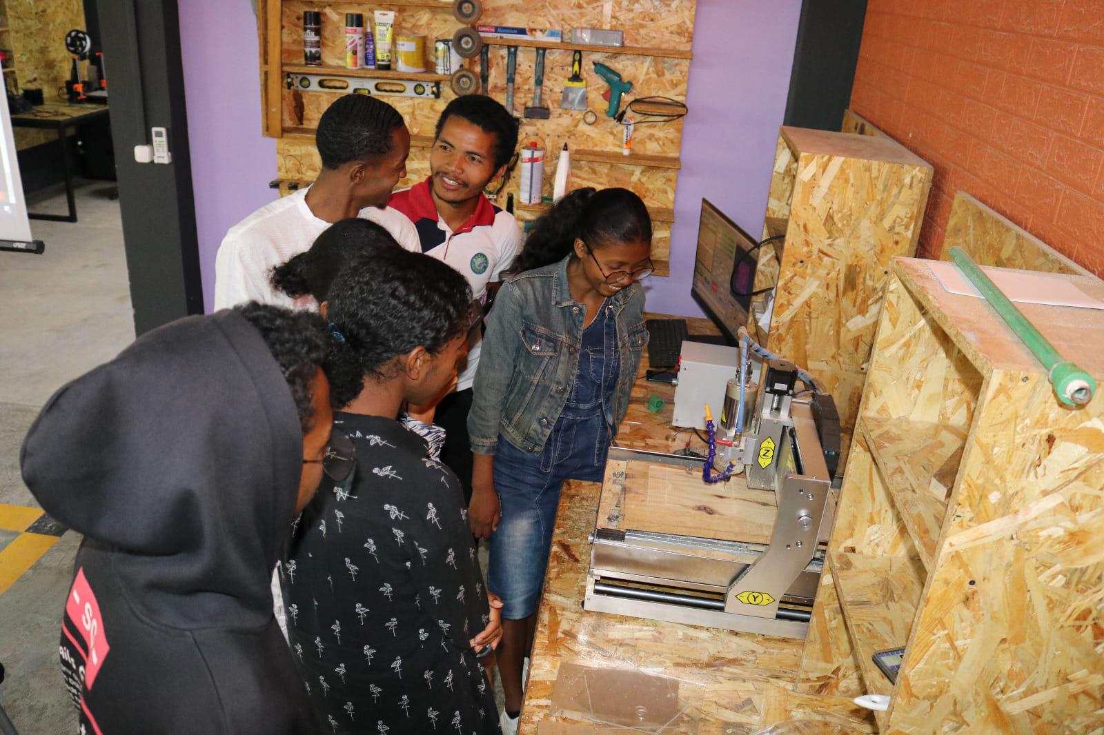 Ces jeunes ont pu découvrir le fonctionnement du CNC, un dispositif commandé par ordinateur au Fablab Solidaires Y'LO Ankatso