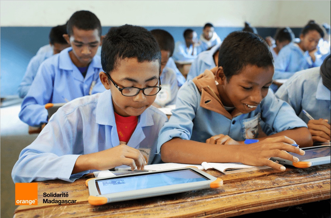 Les élèves de l'Ecole numérique CEG Tanjombato en plein apprentissage avec les tablettes<br>
